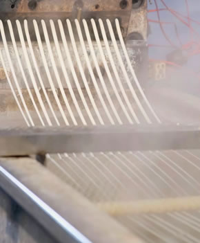 製造業（電⼦・⾷品・⾃動⾞・化学）